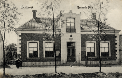 15281 Gezicht op de voorgevel van het gemeentehuis van Westbroek (Kerkdijk 11). N.B. De gemeente Westbroek is per 1 ...